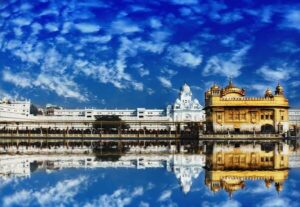 Inde : Un temple religieux fait de marbre blanc et un morceau entièrement recouvert d'or, semble flotter sur un lac