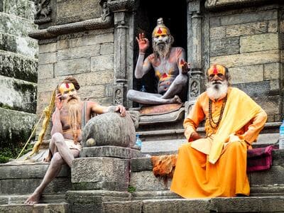 Inde : 3 hommes pieux de la religions Hindou (sadhus) poses pour la photo sur des pierres