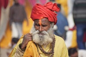 Inde : Un homme Indien à la peau sombre a un turban sur la tête une barbe et un collier de boules en bois