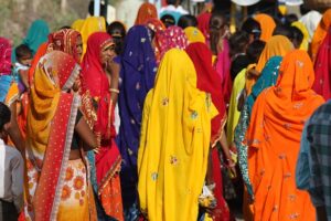Inde : Des femmes Indiennes en saris multicolores, sont de dos