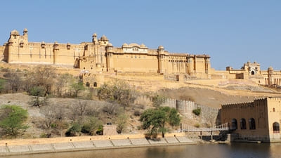 Inde : Les murs d'une forteresse posée au-dessus d'un lac