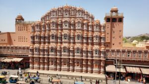 Inde : Une façade en grès rose avec des petites fenêtres à balcons