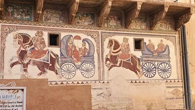 Inde : Peintures murales représentants des calèches tirées par des chevaux