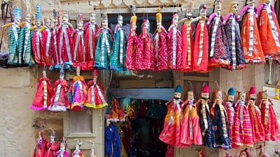 Inde : Des marionnettes pendent au-dessus d'une porte de magasin
