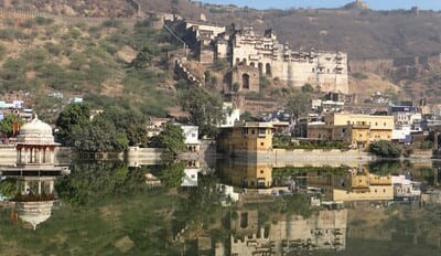 Inde : Une citadelle à flanc de colline, se reflète dans les eaux calmes d'un lac