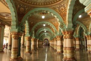 Inde : Une enfilage de porches à l'intérieur d'un palais pour faire une perspective