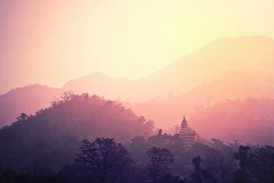 Inde : Un coucher de soleil sur des montagnes dans la brume