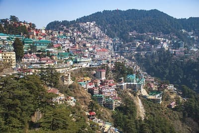 Inde : Une ville s'étage sur les pentes de montagnes verdoyantes