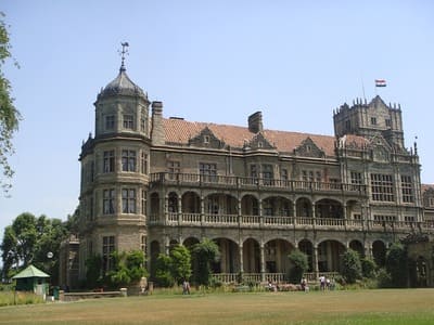 Inde : Un bâtiment de style colonial avec des arcades et balcons