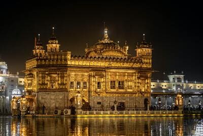 Inde : Un bâtiment serti d'or, est pris en photo de nuit