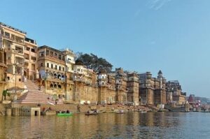 Inde : Vue de vieux bâtiments de pierre au bord d'une rivière