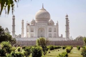 Inde : Vue du Taj Mahal avec un jardin devant