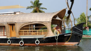Kérala - L'avant d'un bateau recouvert d'un toit de paille, en gros plan