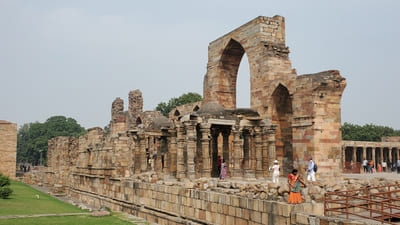 Inde, New Delhi : Ruines d'anciens palais avec des gens qui passent devant