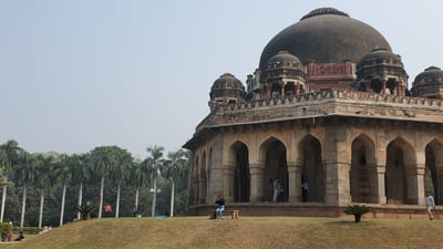 Inde, New Delhi : Un vieux bâtiment à arcades avec un dôme gris