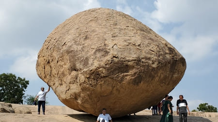 Inde - Un énorme rocher en forme de ballon avec des gens posés dessous, on se demande comment il tient sans tomber