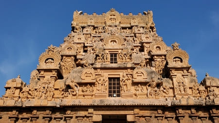 Inde du Sud : Le haut d'un bâtiment ou l'on voit en détails les différentes sculptures