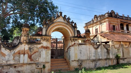 Inde du Sud : Un porche à côté d'une vieille maison est dans les couleurs du temps qui passe