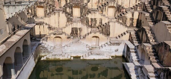 Inde - Rajasthan - Un puit avec des escaliers décalés de chaque côtés