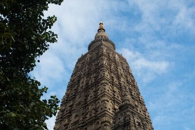 Inde, Bodhgaya : Le haut d'une tour sculptée, vue d'en bas