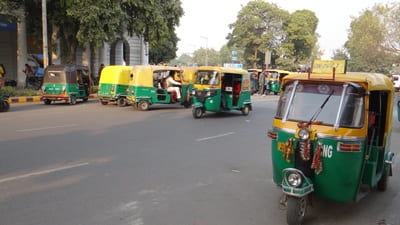 Inde, New Delhi : Plusieurs tuk-tuks (triporteurs) sont dans une rue et attendent les clients