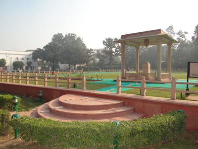 Inde, New Delhi : Dans un jardin, est posée une gloriole, avec des marches courbes devant.