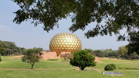 Inde : Une boule immense recouverte de pastilles d'or est posée dans un parc