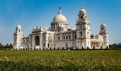 Inde : Bâtiment blanc de style colonial avec des dômes