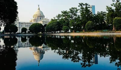 Inde : Au fond d'un lac, un bâtiment blanc avec un dôme se reflète dans l'eau