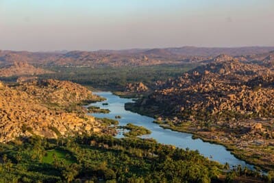 Inde : Une rivière sinue au milieu de rochers. La phot est prise en hauteur