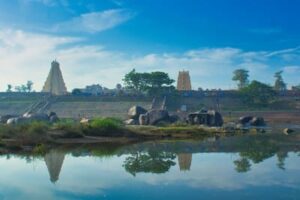 Inde : Des temples sur les rives d'une rivière