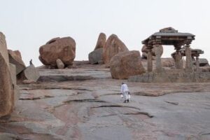 Inde : Un homme monte sur un e terrasse de pierres, pour atteindre des rochers