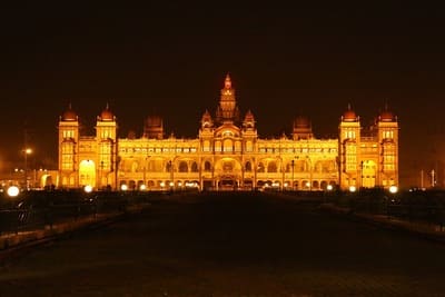 Inde : Dans la nuit, la façade éclairée du palais de Mysore