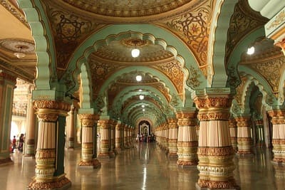 Inde : Perspective d'un couloir à arcades, cerné de colonnes