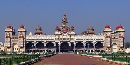 Inde : La façade d'un palais de Mysore, entouré de jardins