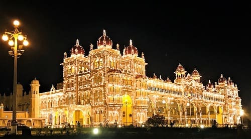 Inde : Dans la nuit, la façade du palais de Mysore éclairée de 1000 lumières