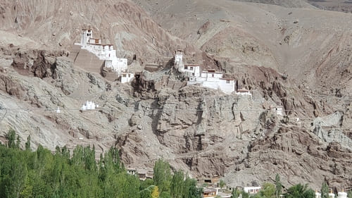 Ladakh : Des bâtiments blancs se détachent sur un environnement rocailleux et aride
